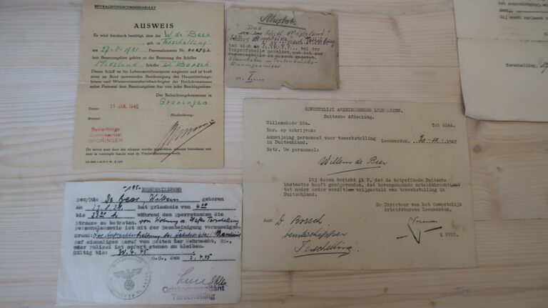Documenten en foto's van familie De Beer
